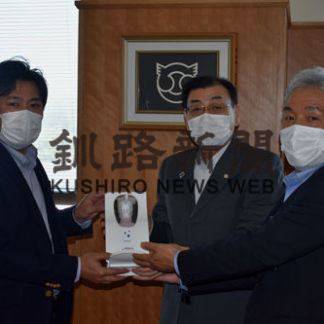 渡邊清掃がオートディスペンサー寄贈(2020-06-05)_1