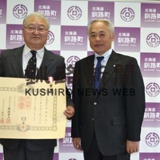 前町長の佐藤さんへ地方自治功労伝達(2020-06-24)