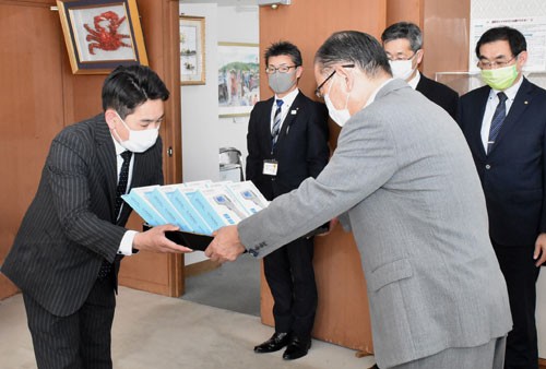 ナオエ石油、根室市に体温計など寄贈(2020-06-19)