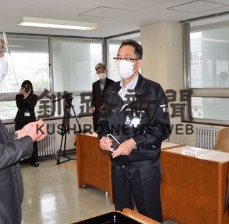 釧路工業高等専門学校が飛沫防護具を市に寄付(2020-06-04)