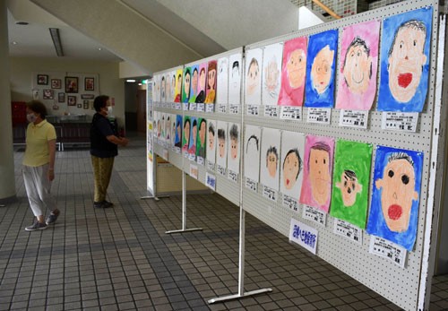 標茶で「お父さん・お母さんの絵幼児絵画展」合同展示会(2020-06-16)