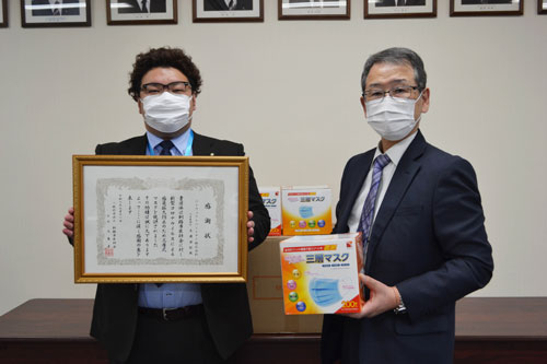 釧路市医師会に医療用マスク2400枚を寄贈(2020-06-18)