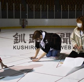 鶴護隊がリンクのロゴマークを塗り替え(2020-06-06)