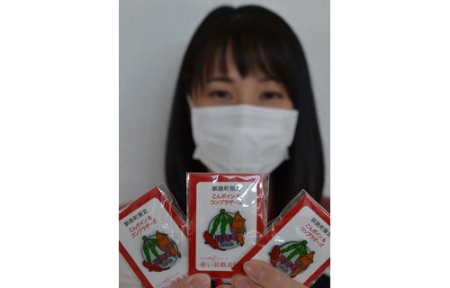 釧路町共同募金委が町キャラで赤い羽根限定バッジ(2020-06-06)