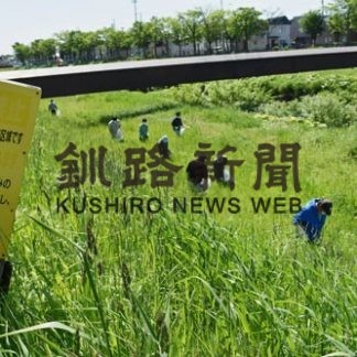 建設業者３社、河川敷をごみ拾い(2020-06-21)