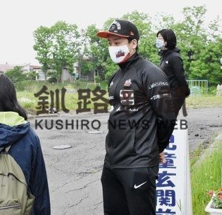 クレインズ選手、登校児童見守り(2020-06-24)