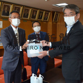 釧路市に消毒液寄贈(2020-06-30)