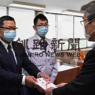 大楽毛小、中に図書寄贈(2020-06-29)