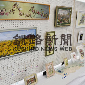 押し花サークル会員の色鮮やかな作品並ぶ(2020-07-18)