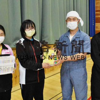 山花小中に農業漫画寄贈　釧路の浅野さん(2020-07-18)