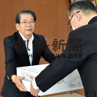 サツドラの富山会長、障害者施設支援に「白い恋人」寄贈(2020-07-14)