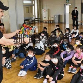 児童ら絵本にくぎ付け(2020-07-18)