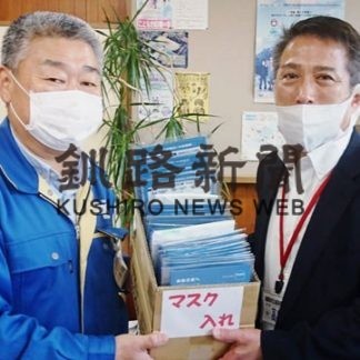 表町内会長が鳥取西小にマスク寄贈(2020-07-23)