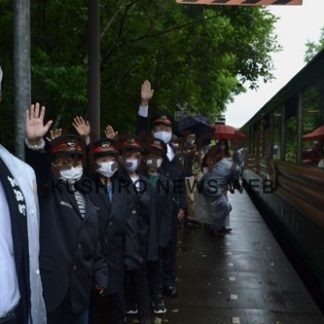 ノロッコ号で観光ＰＲ　遠矢小児童が一日駅長(2020-07-24)