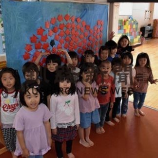 園児が力合わせ大きな絵製作(2020-07-28)