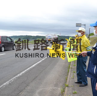 交通事故撲滅へ、旗の波で街頭啓発(2020-07-15)