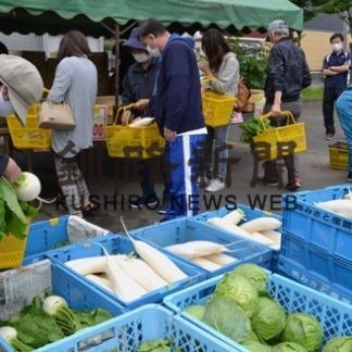 「農家の店」の野菜直売にぎわう(2020-07-26)