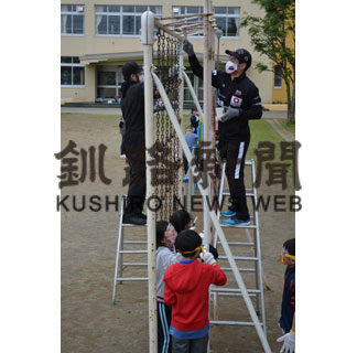 クレインズ、鳥取小の屋外遊具ペンキ塗り替え(2020-07-08)