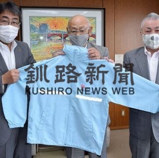 交通指導ジャンパー、カメラなど市に寄贈(2020-07-31)