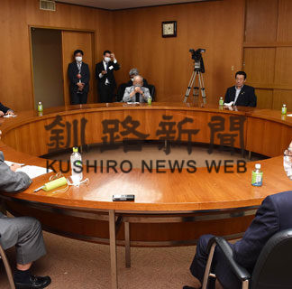 鈴木宗男参院議員、北方領土元島民と懇談(2020-07-15)