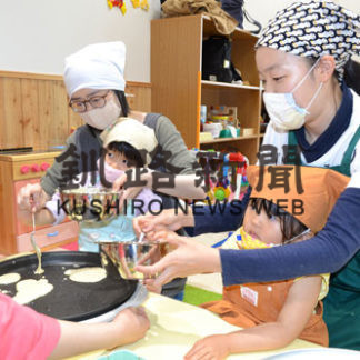 ホットケーキ作り、母子で挑戦  子育て支援センターが教室(2020-07-02)