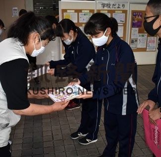 標茶中生、マスクのお礼に感謝の寄せ書き　女性団体に贈る(2020-07-19)