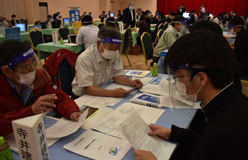 職業選択、高校生熱心に(2020-07-31)