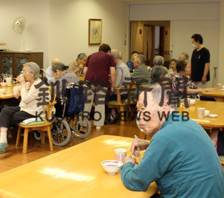 芦野館で利用者らがおしるこ楽しむ(2020-07-02)