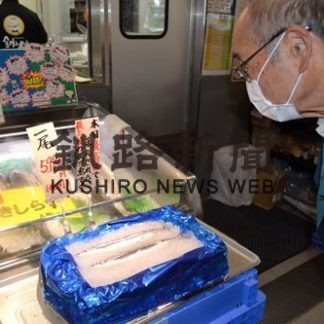 サンマ初水揚げ、店頭１匹５９８０円(2020-07-16)