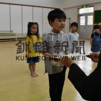 最高賞の村上君に賞状　釧新母の日似顔絵展表彰式(2020-07-16)