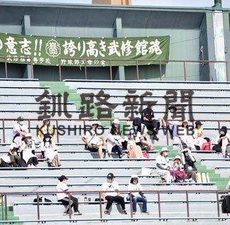 武修館保護者、球児見守り静かな応援(2020-08-10)