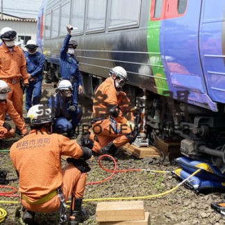 脱線想定車両持ち上げ、合同訓練(2020-08-07)