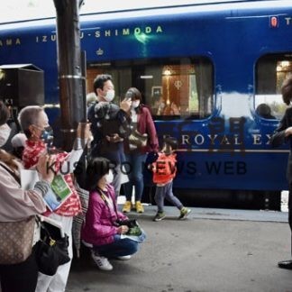 豪華列車道東周遊　弟子屈で町民ら歓迎(2020-08-30)