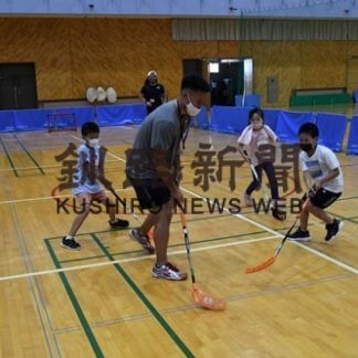 スティックさばきプロの技　ブレーブくしろがフロアボール体験会(2020-08-23)