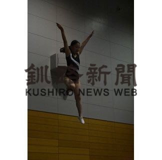 強化選手２８人、空中技競う　トランポリン競技会(2020-08-18)