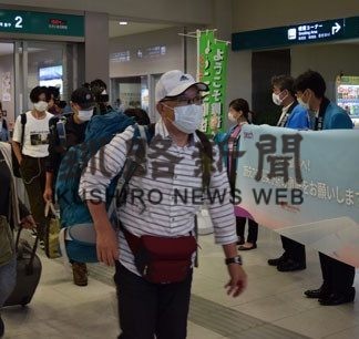 ピーチ釧路─成田就航　初便１５７人を歓迎_1(2020-08-02)