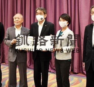 釧路市長選、蝦名氏に推薦状(2020-08-03)