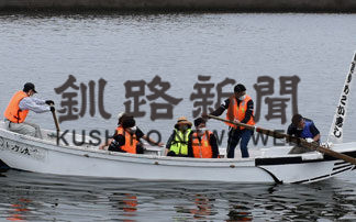 渡し舟手こぎ講習会、新人７人に技伝授(2020-08-06)