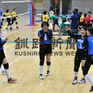 女子は釧鳥取が優勝　釧路地区中学バレー_1(2020-08-04)
