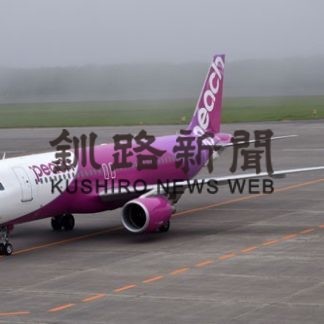 ピーチ釧路─成田就航　初便１５７人を歓迎(2020-08-02)