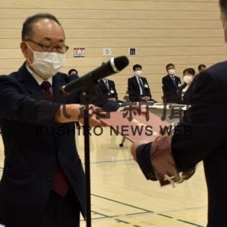 再選・西村穣町長と新町議に当選証書(2020-08-26)