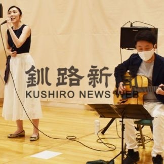 舞と歌で利用者魅了、夫婦がコンサート(2020-08-09)