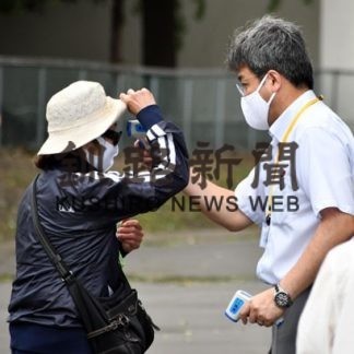 武修館保護者、球児見守り静かな応援_1(2020-08-10)