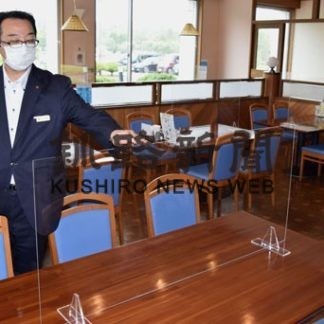 新型コロナ感染防止にアクリル製のパーティション導入(2020-08-11)