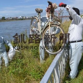 村井建設の社員が新釧路川河川敷清掃(2020-09-06)