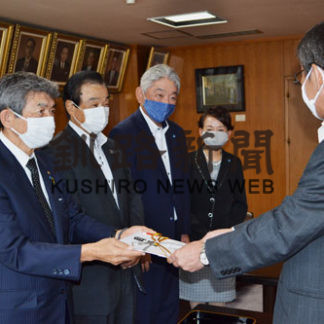 市立小中に保健衛生用品寄贈　釧路地方法人会(2020-09-26)