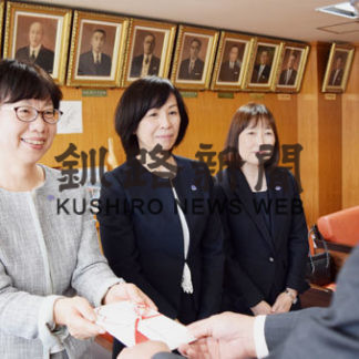 郵便局長夫人会、市立釧路病院へ１０万円を寄付(2020-09-27)