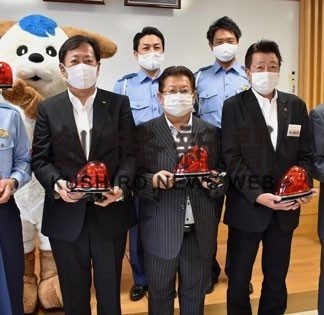 ３交通安全協会に赤色回転灯１５台寄贈(2020-09-02)