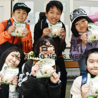 「こんぶぶたまん」包装デザイン協力の昆布森小に商品寄贈(2020-09-27)