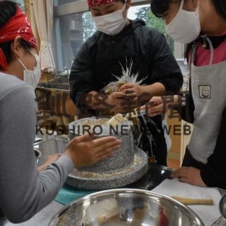 石臼で粉挽きに挑戦　釧路市山花小(2020-09-19)